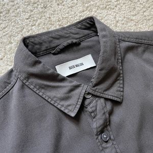 Buck Mason DRAPED TWILL S/S ONE POCKET SHIRT, Medium, Gray